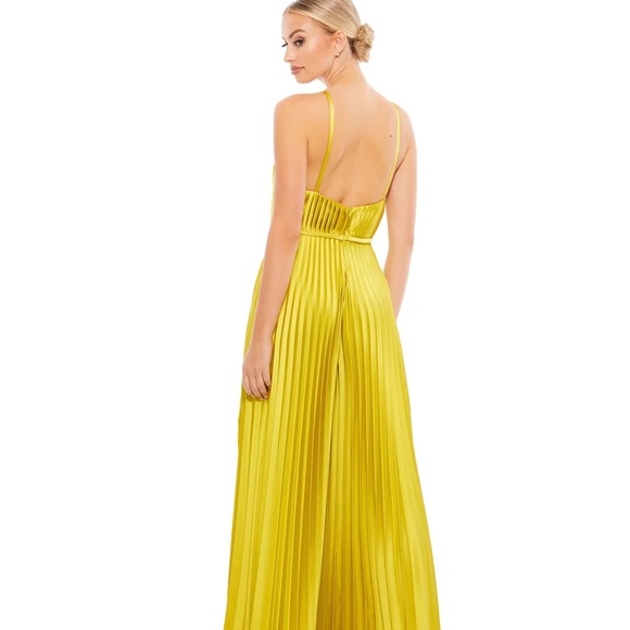 PLEATED PLUNGE NECK WIDE LEG JUMPSUIT - Picture 4 of 7